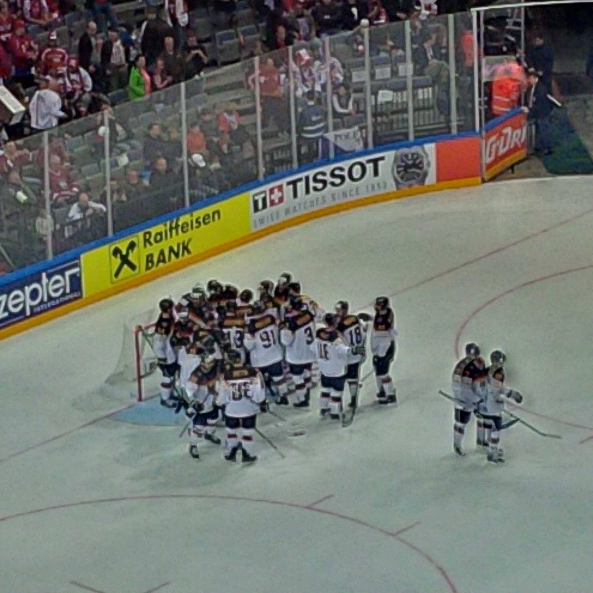 ardprag's tweet photo. Siegtor in letzter Minute - wichtiger Sieg gegen Frankreich zum Auftakt #EHWM #Eishockey http://t.co/hO7cK82eQz