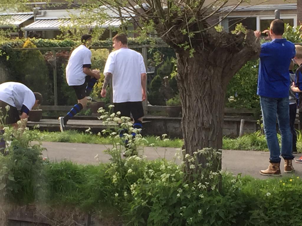 LBMartijn's tweet photo. Officiële gedeelte achter de rug bij #VVS #streefkerk Kampioen 4e klasse D. Trainer te water http://t.co/0k2XqzQogP