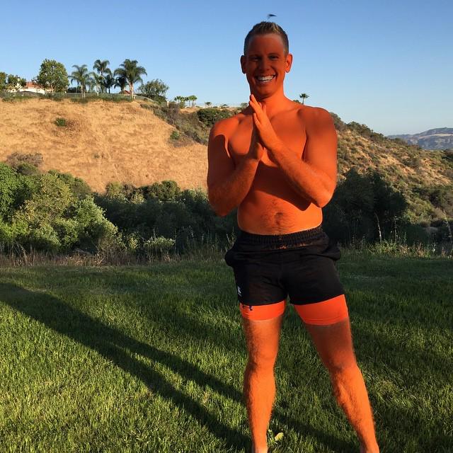 PeaceLovePlates's tweet photo. Today is a perfect day for oranges!!! Come to #hollywood blvd for the #OrangeMan at 3pm!!! http://t.co/A0HnZLZ1cC