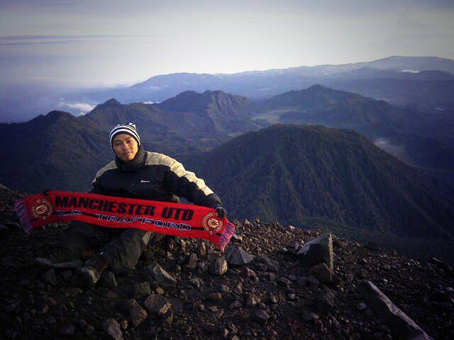rono_w's tweet photo. United ku di puncak mahameru
..kick off vs wba @ManUtd http://t.co/sVEUnIc7uK