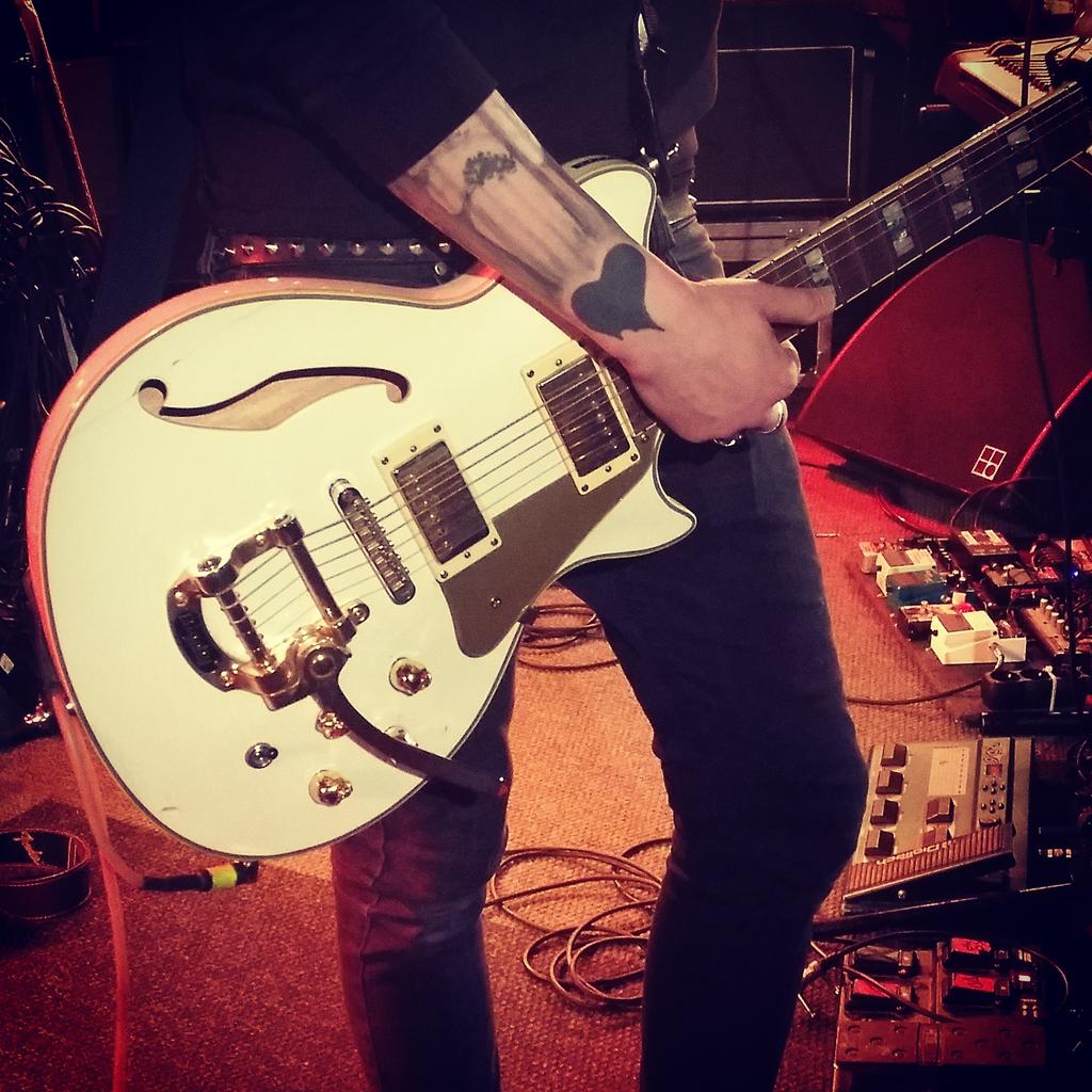 PaksuPasi's tweet photo. Kaikki hyvän musiikin ystävät chicagoon illalla. #bandofvipers #clubchicago http://t.co/X0gzhuAURk