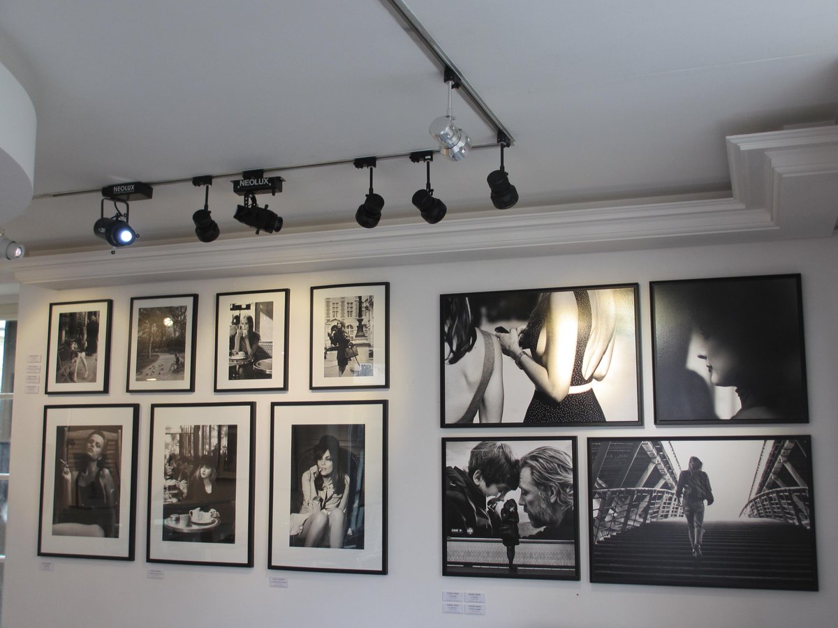 Mai 2015: découvrez "La Parisienne" mise en lumière par @MARKETINGNEOLUX. Galerie Artcube: tinyurl.com/mnjr8ay