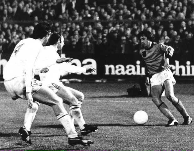LegendofCruyff's tweet photo. Netherlands's .@JohanCruyff vs Belgium during a WC qualifying match (2-0), March 1975. Cruyff with a goal &amp; an assist http://t.co/9j0v9hp7nA
