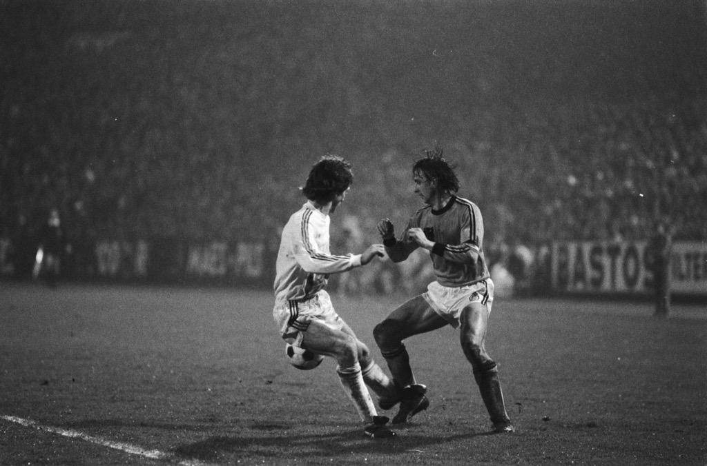 LegendofCruyff's tweet photo. Netherlands's .@JohanCruyff vs Belgium during a WC qualifying match (2-0), March 1975. Cruyff with a goal &amp; an assist http://t.co/9j0v9hp7nA