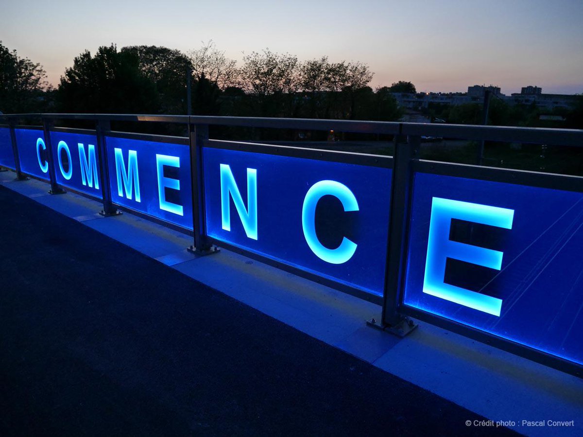 Nouvelle oeuvre de Pascal Convert <a href="/BxMetro/">Bordeaux Métropole</a>. Mise en lumière par @MARKETINGNEOLUX . Actu: tinyurl.com/km8vmu9