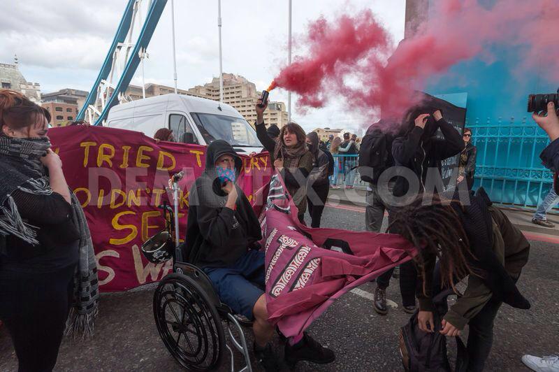 OccupyUAL's tweet photo. OccupyUAL activists helping to shut down the bridge http://t.co/yXe2mOQaNS to protest for social housing and free ed. http://t.co/pWETGAuOx6