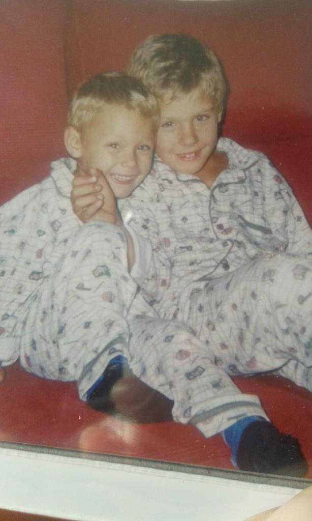 _rubio98's tweet photo. Yo y mi hermanico de pequeños ja ja ja ja ja ja tk hermano http://t.co/nV9UXh7JlU