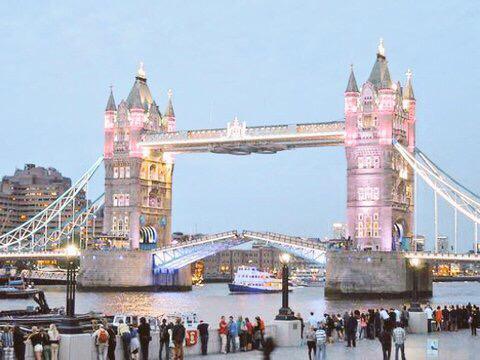 DubaiOneTV's tweet photo. #BuckinghamPalace has announced the #RoyalBaby's birth #DubaiOneTV http://t.co/VwTPqojFfF
