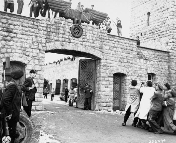 deportado4443's tweet photo. Varios españoles han atado unas cuerdas al águila de la puerta del patio de los garajes ¡Cae el símbolo del fascismo! http://t.co/zBbxfBDmZs