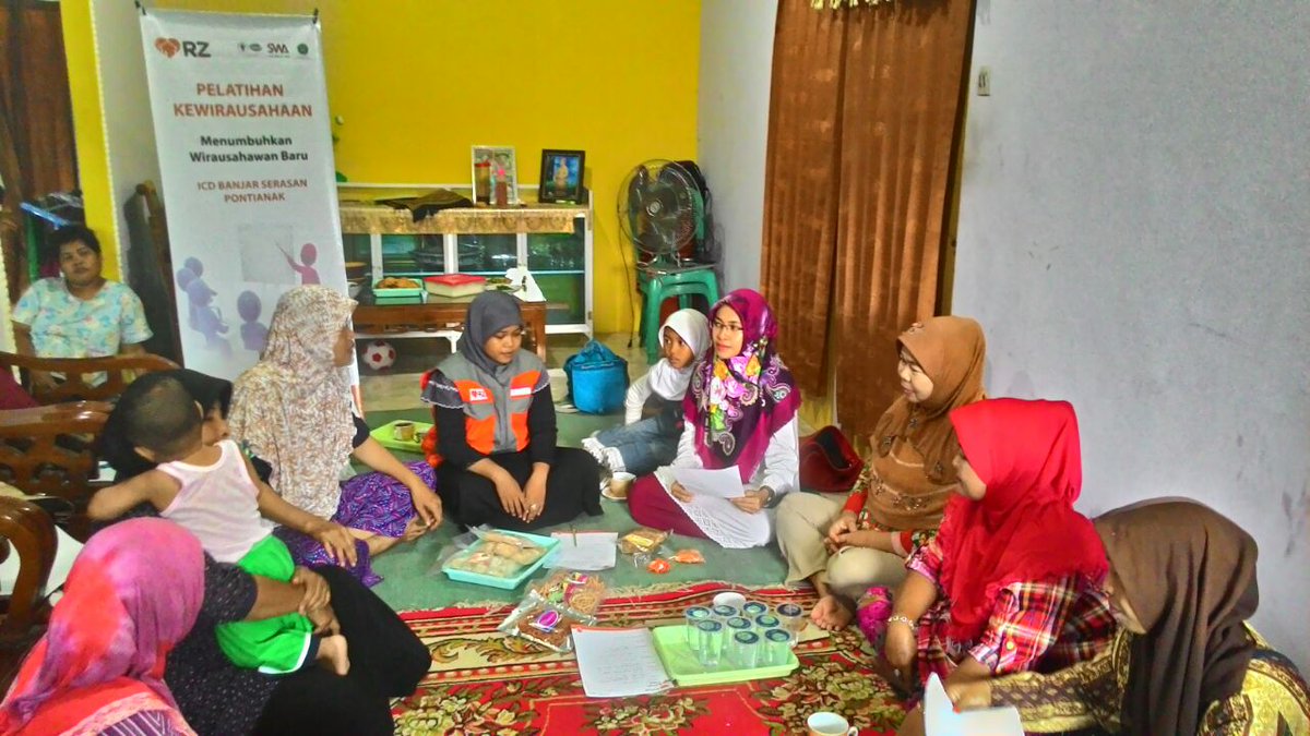 desti_cuy's tweet photo. Sesi diskusi sangat di manfaatkan sekali oleh para member untuk bertanya  @rumahzakat @RZ_Pontianak @mandiribisa http://t.co/vkXXVOTdRI