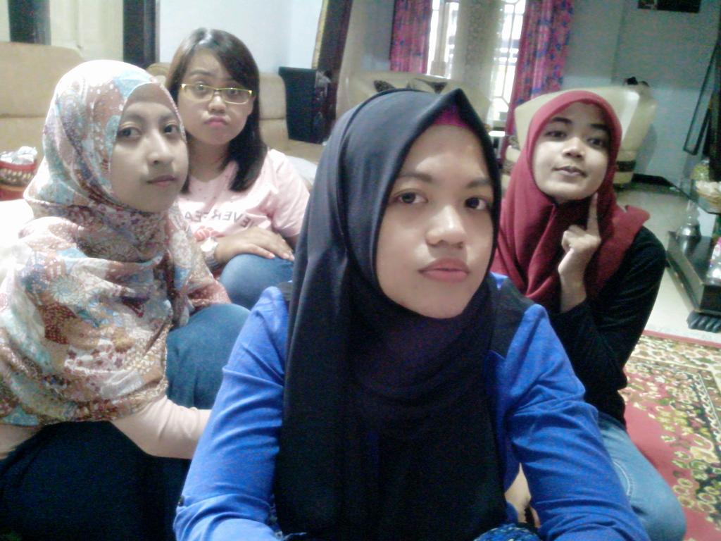 TinSartika's tweet photo. Berpelukaaann.. http://t.co/VzwP8qK1VQ