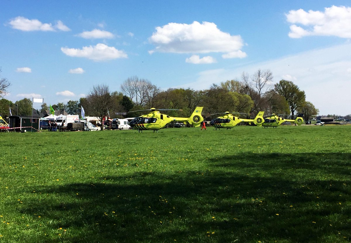 NUnl's tweet photo. Update: Groep kinderen zat in hoogwerker Oosterwolde, op stap met Stichting Wens Ambulance: http://t.co/lxPEw6cPt5 http://t.co/290MvKIPay