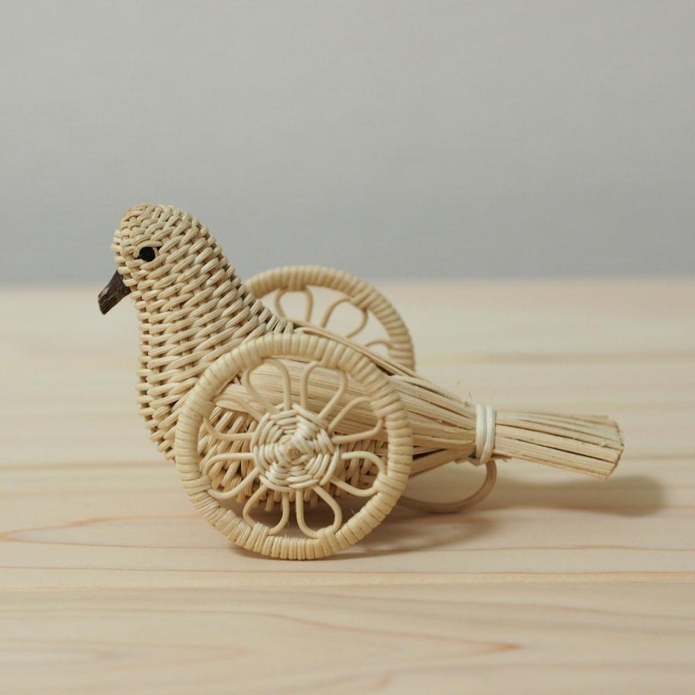 旅する郷土玩具／長野県野沢温泉の「あけび鳩車」。この地方によく