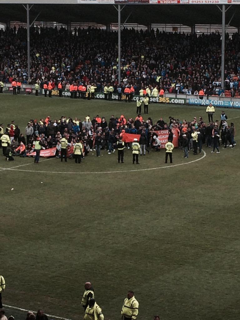 trevor8sinclair's tweet photo. @BlackpoolFC fans #oystonoutprotest #utmp http://t.co/hzgMUZ3GLR
