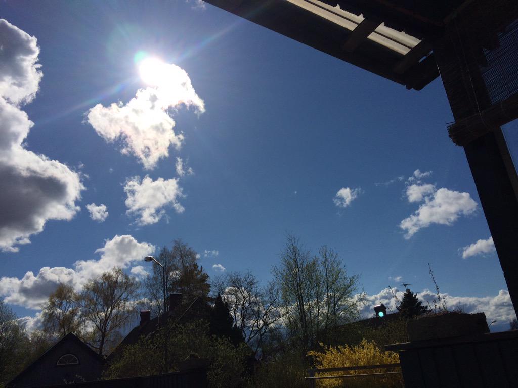 Brolleus's tweet photo. Men i Växjö regnar det väl som vanligt... Inte en droppe på hela dagen igår i Ljungby. #ljungby #växjö #stekhett http://t.co/sKiD8T5MUf