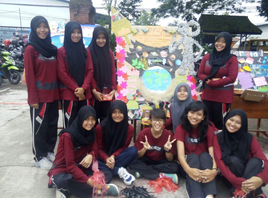 sexiestclass's tweet photo. Kalo ini lomba mading ala @HildaRohmaawati dan @anggi_angrh alhamdulillah juara 3😄 http://t.co/4Af2AzyZq7