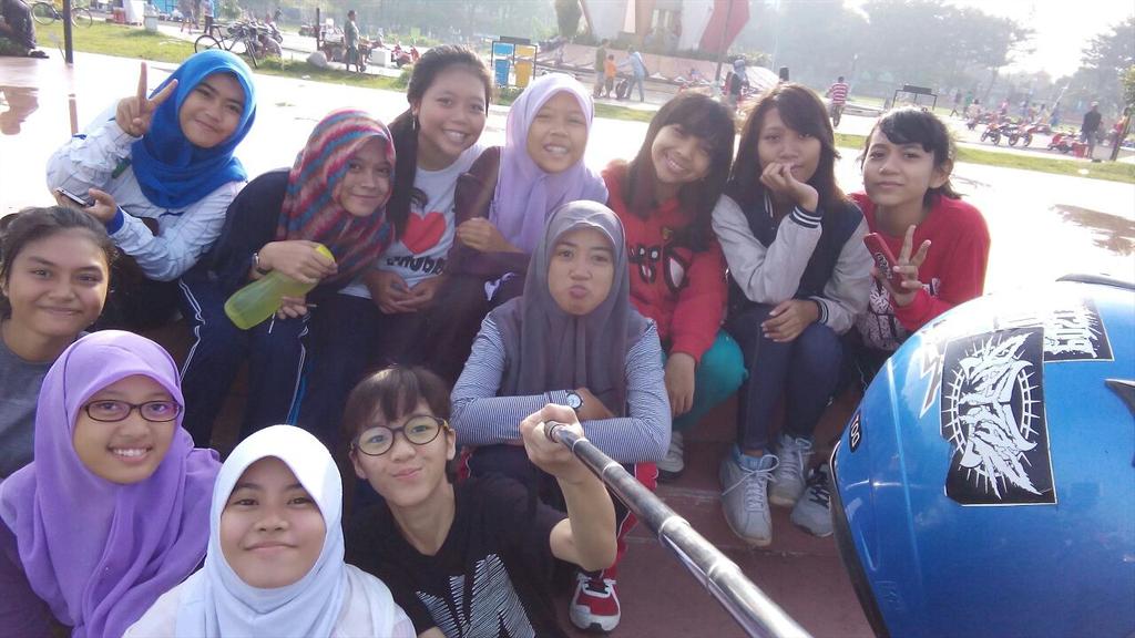 sexiestclass's tweet photo. Ini cecewek sexiest yg niatnya jogging tapi malah jajan😂 yang penting bisa kumpul deh walopun ga semuanya ada😃😘 http://t.co/wyr7dxsRqQ