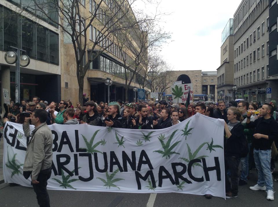 hanfverband's tweet photo. Schickes Frontbanner und 4 bis 500 Hanffreunde in Stuttgart beim Global Marijuana March #gmm2015 http://t.co/25YIT0ntG9