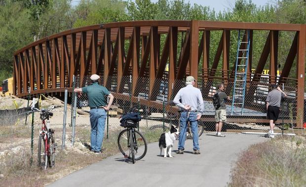 IdahoStatesman's tweet image. Bridging the pedestrian-bike divide in Garden City
idahostatesman.com/2015/05/02/378…
