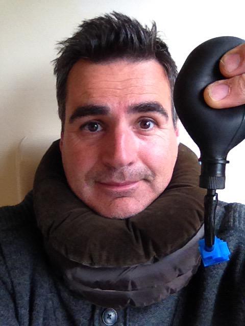 EmyrPenlan's tweet image. Wedi blino ond methu cysgu ar awyren? Nid fi! 
Longhaul flight neck support! #idiotabroad #cattleclass #ebay