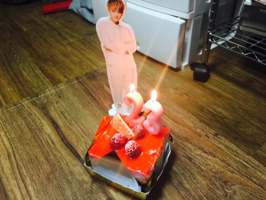 TAOhole's tweet photo. 생일이 가기전에 🙏
#HapppyTaoDay http://t.co/UL6QAdOiJH