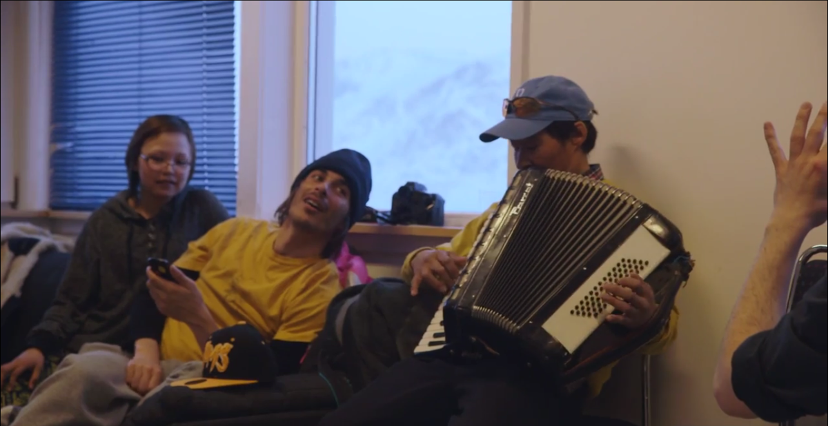 Les2Thomas's tweet photo. L'accordéon est lui aussi à la fête ! http://t.co/TqQ3O4iEHu #ThomasScimeca http://t.co/Xx9aBqHBv0