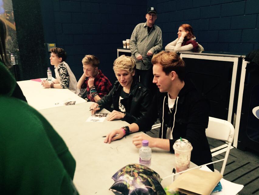 taylorperryxox's tweet photo. We met @TheTide and it was worth the wait thank you β€οΈ @thetidedrew @thetidenate @TheTideLevi #TheTideSigning http://t.co/dkvuXc2cUx
