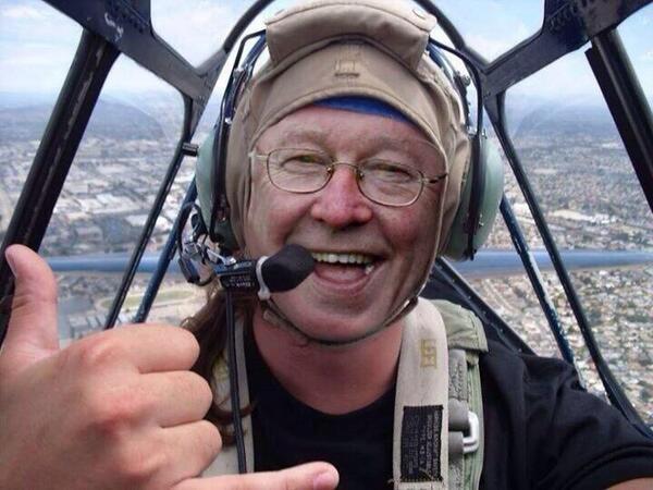 RedCrusade's tweet photo. Live photo of the pilot that was flying the #rodgersoutrafain banner! http://t.co/b6cZHadIkP