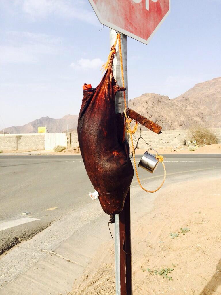 المشراب💫
تكثر في نجران ماء السبيل خصوصا بالصيف عبر المزاده او المشراب النجراني من أديم الماعز بروده طبيعيه ولذيذه 💫