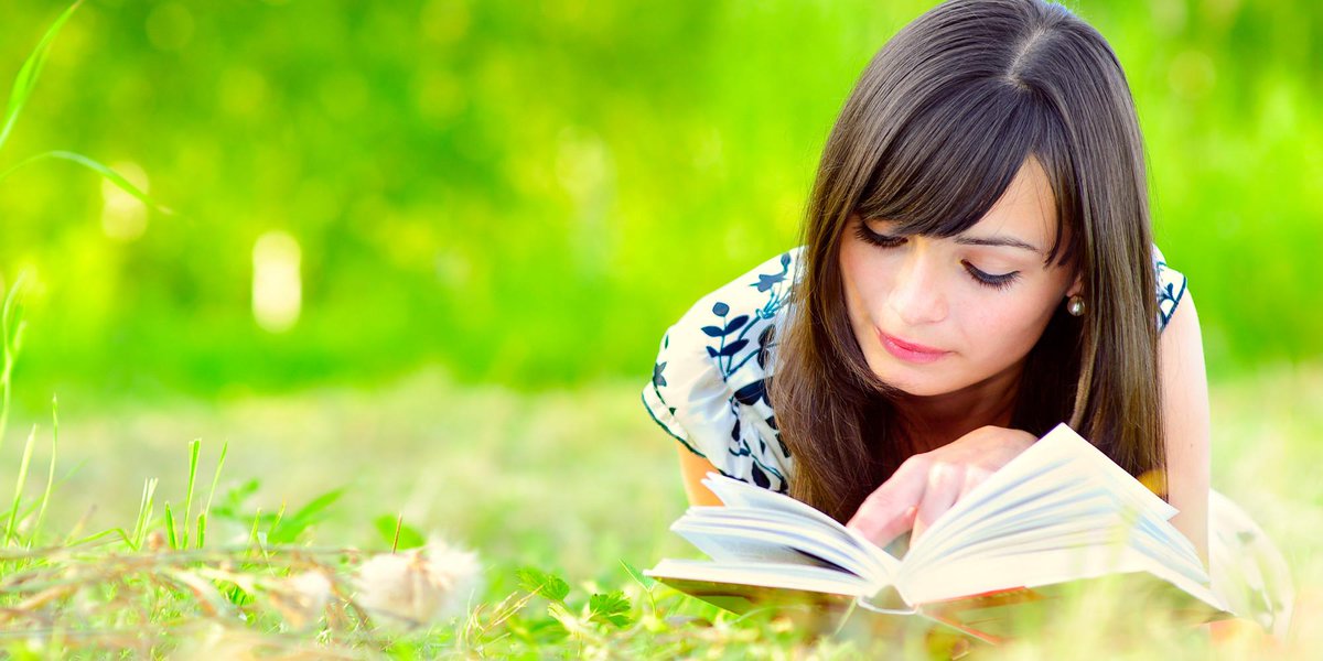 Read book net. Девушка с книжкой. Девушка с книгой на природе. Лето с книгой. Фотосессия с книжкой на природе.
