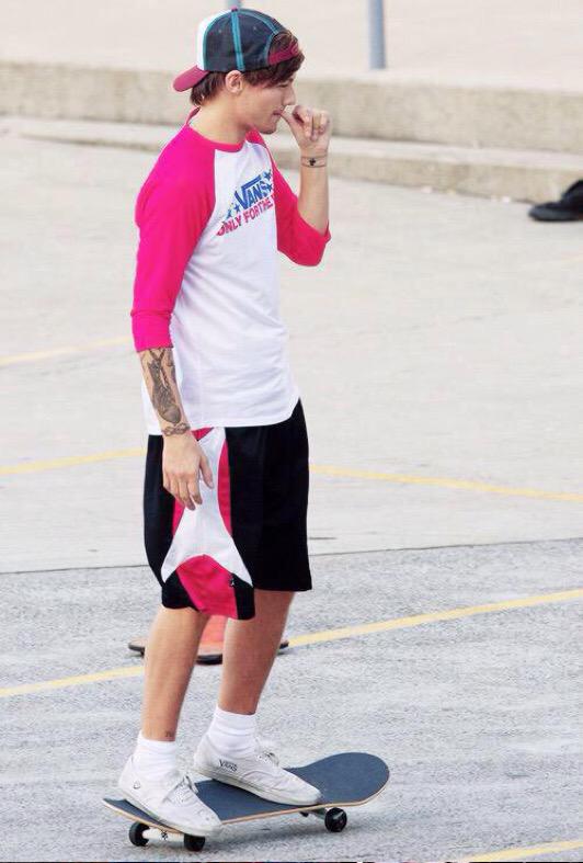 TEAMLOUISPH's tweet photo. *that cool kid i know back in high school* 

#BestFandomCA2015 Directioners http://t.co/PLzkIw7YwL