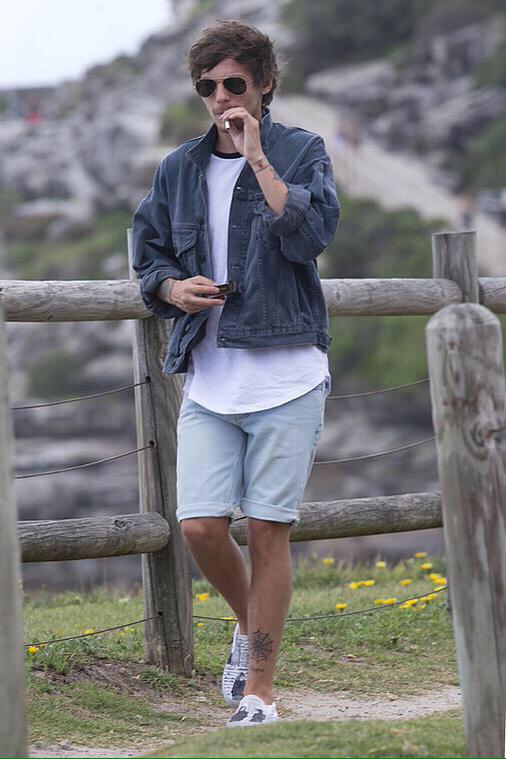 TEAMLOUISPH's tweet photo. *that cool kid i know back in high school* 

#BestFandomCA2015 Directioners http://t.co/PLzkIw7YwL