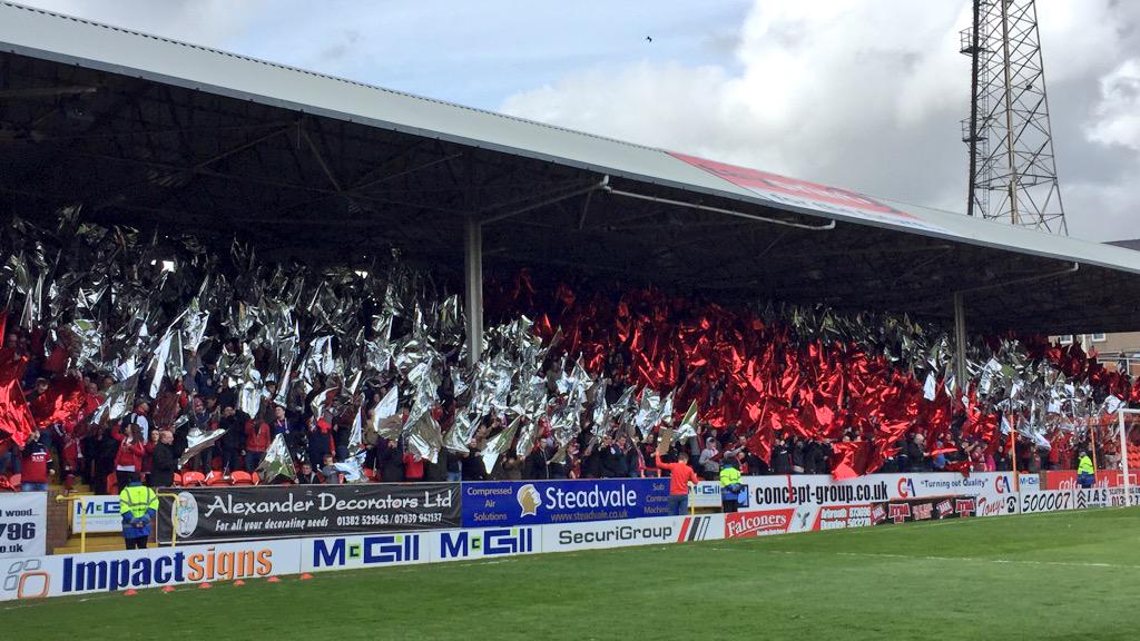 VoiceAndColour's tweet photo. #Aberdeen fans with foil tifo away to Dundee United at Tannadice http://t.co/fg5ndcUfiA