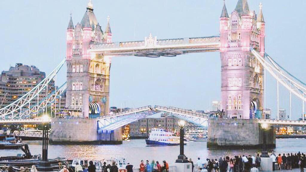 Royal Baby Londra, Tower Bridge rosa per Kate Middleton