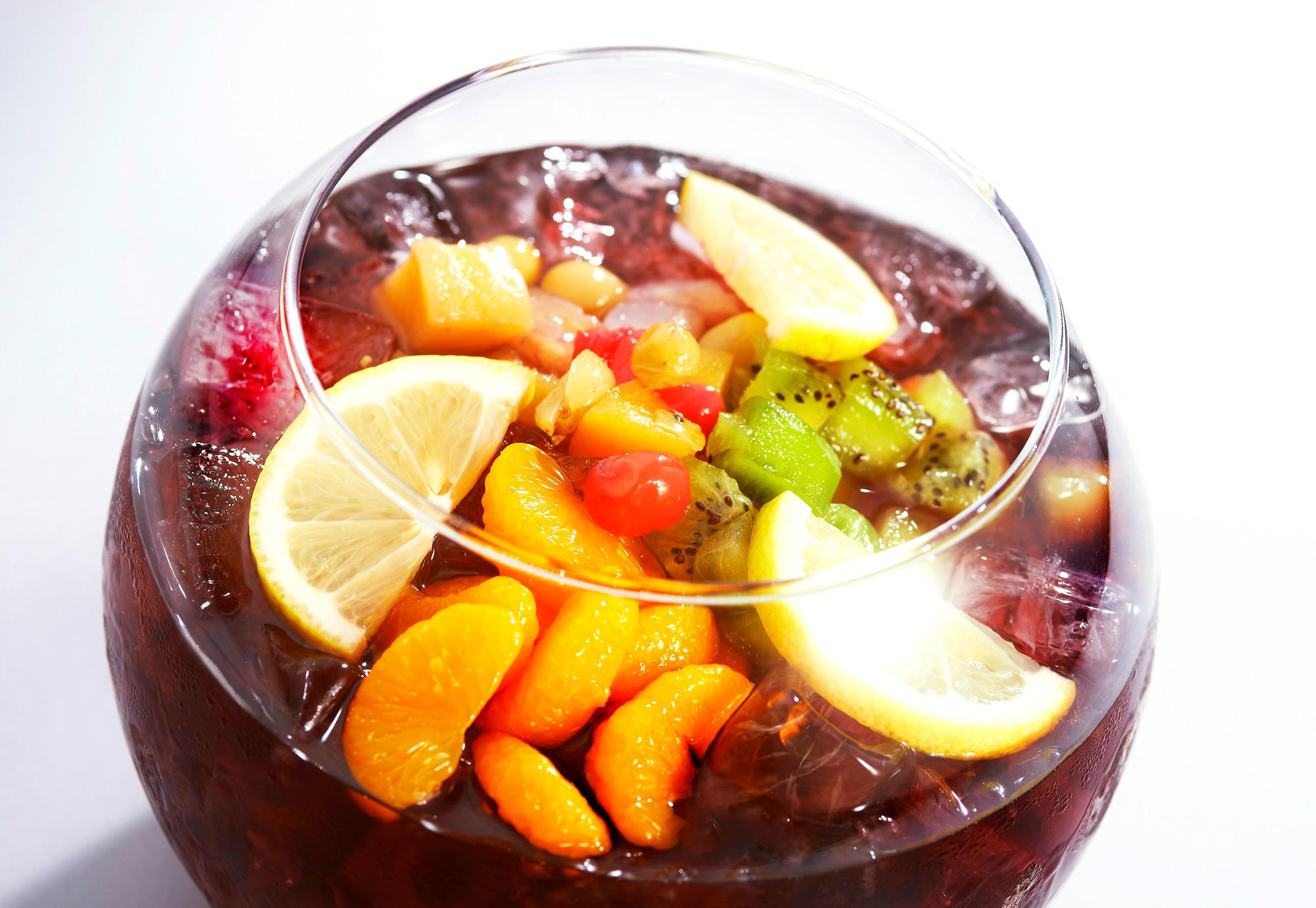 アジアンキッチン新宿武蔵野 Sur Twitter Gwいかがお過ごしですか 新メニュー サングリアパンチボール のご紹介です ぐらぐら揺れるボウルのような大きいグラスに サングリアとたくさんのフルーツが入ってます 大人数でワイワイ飲むのにピッタリ 是非