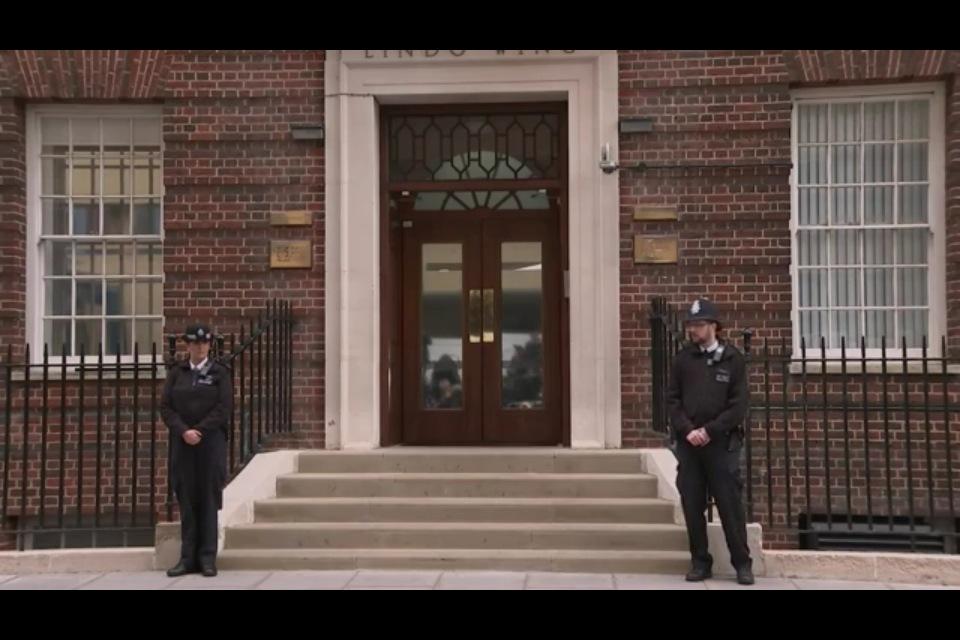 TNRachael's tweet image. My view for 20 mins...can&apos;t stop,won&apos;t stop #RoyalBabyWatch #theseguardsareboring #hittingrefresh #wheresprinceharry