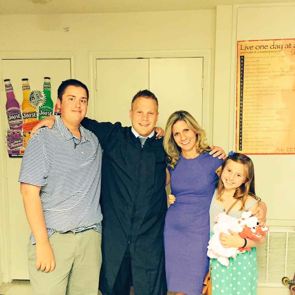 kaleigh_brown1's tweet photo. Proud of big bro graduating today with an accounting degree.4/6 Brown clan, blessed to have such a beautiful family☺️ http://t.co/HC289S5q43