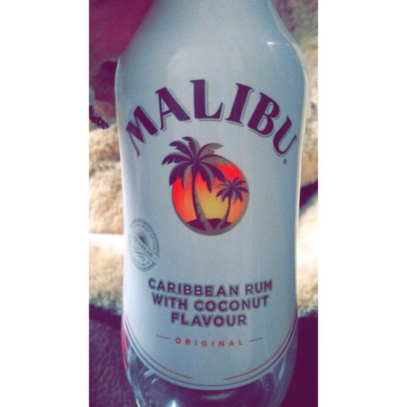 ShortieEmz's tweet photo. There's one glass worth, shall I have a cheeky glass #Malibu #saturday #night @ShannonJadexox 😂🙊🙈 http://t.co/Z13jqFuPPB