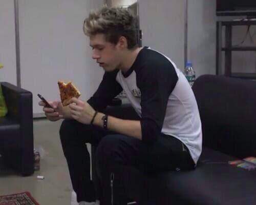 abiecadabie's tweet photo. "@1DMetro: Niall represents everyone of us. 

#CelebrityAwards2015 One Direction http://t.co/02BiJrQyhq"