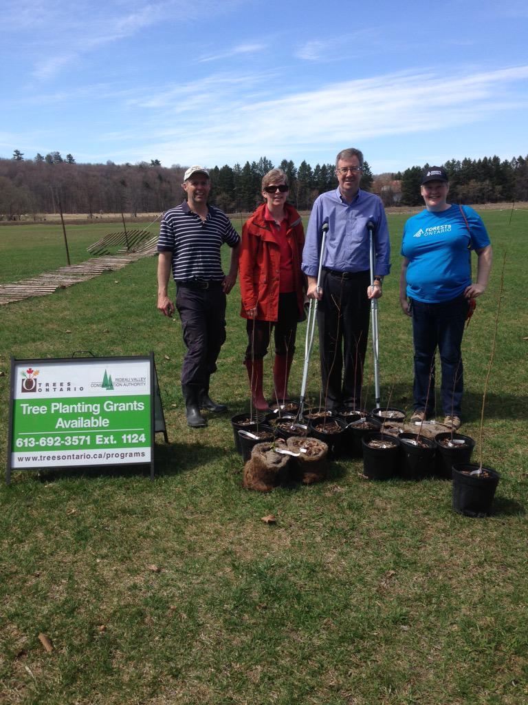 pjducky's tweet photo. @forestsontario welcomes Mayor @JimWatsonOttawa to #communityPlant. http://t.co/0MZ3sKj4ju