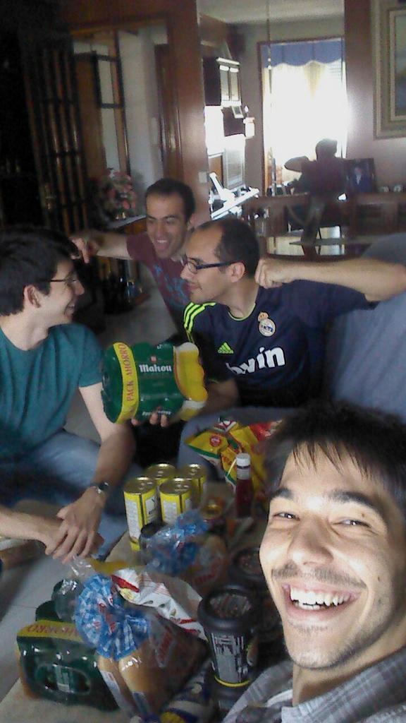 luiyinecro's tweet photo. Preparados para el combate del siglo. @ivan_1o @IvanGmzOr @RafaMC_ATM  #PacMan #moneypacman #MoneyMay http://t.co/lis6mujfDB