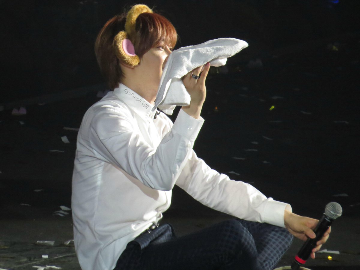 Semangadjuank's tweet photo. "@hyukwhite: RT @KyuPurpleEgg: 150501 [HD/HQ] #SS6SG Monkey Hyuk and his towel airplane xD http://t.co/MABkhuGgBh"