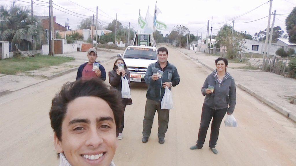 martinveigauy's tweet photo. Un gran día de militancia, repartiendo nuestra #Lista2014
@dipjosecarlos INTENDENTE http://t.co/Htov3QQ2UZ
