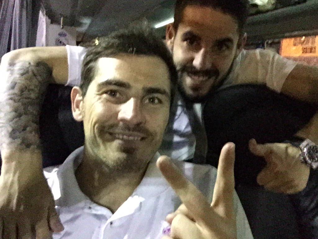isco_alarcon's tweet photo. Con el hombre con más victorias de la historia de la liga @CasillasWorld 😄no nos rendimos, Hasta el final siempre⚽️⚽️ http://t.co/b7cXrPqHm1