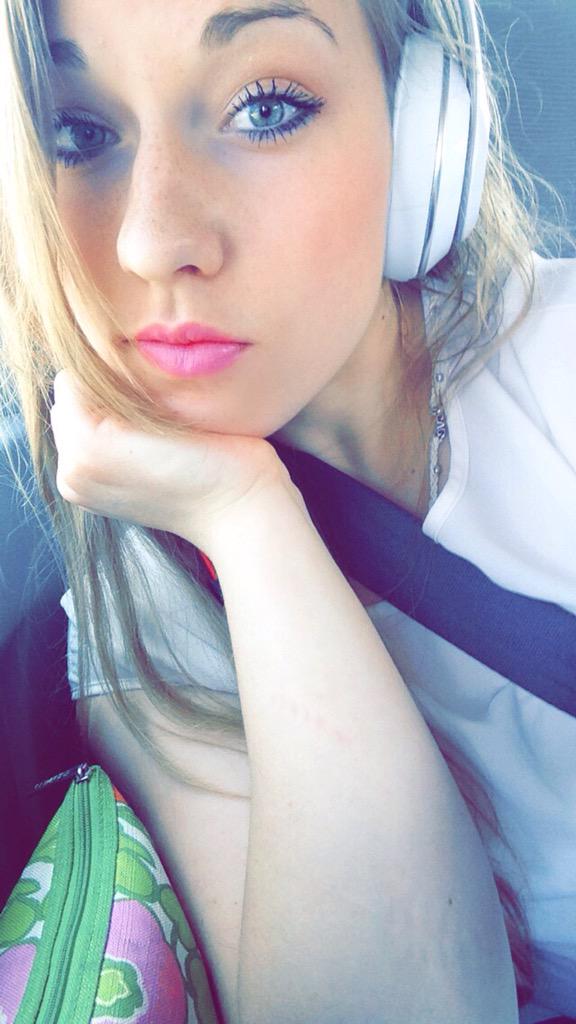 laronge's tweet photo. Just chillin 💁🏼 http://t.co/GIbDi1cj7G