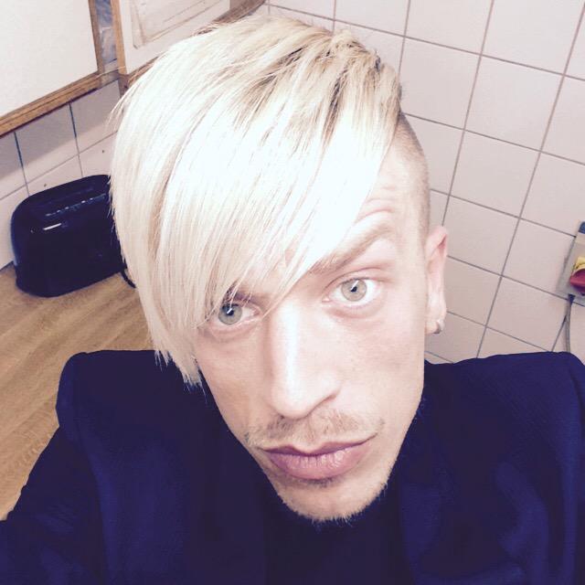 HairFromChris's tweet photo. Enjoy your bank holiday hair girls.....I'm having mine white!!!!!!!! http://t.co/rxItv4UNCF