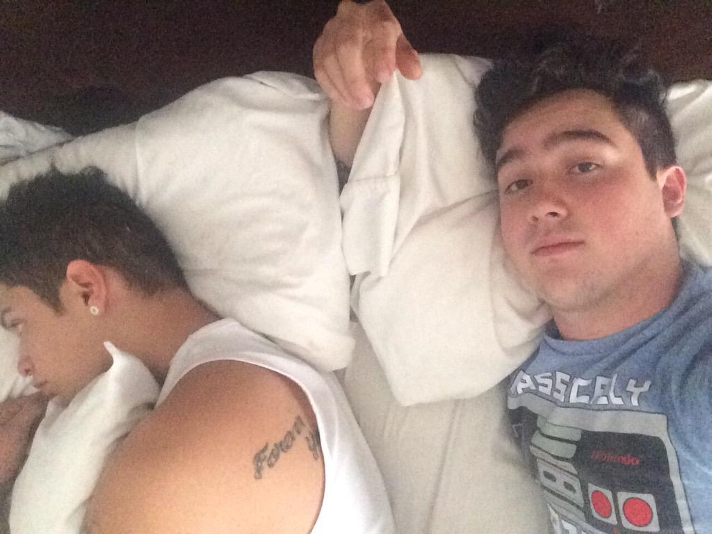mrpigmx's tweet photo. Tengo a @PaisaVlogs en la cama 😎 http://t.co/p8G4jP74XU