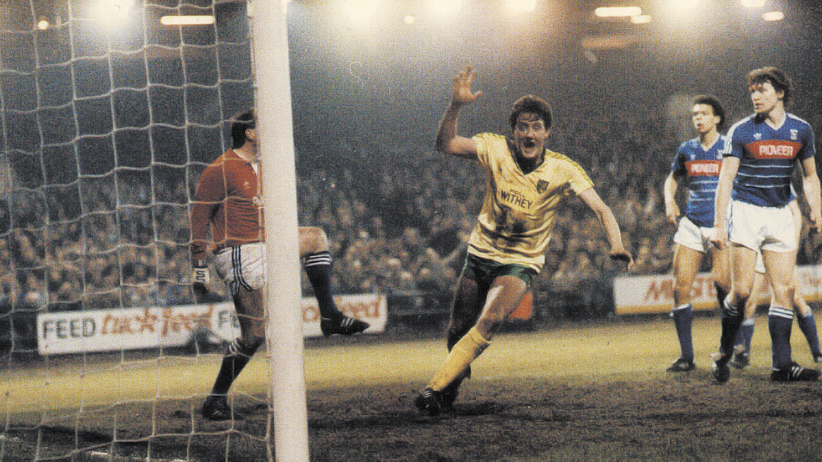NorwichCityFC's tweet photo. 30 YEARS | The last time we faced Ipswich in a semi-final, this happened. #ncfc http://t.co/8gQ4RLb3rg