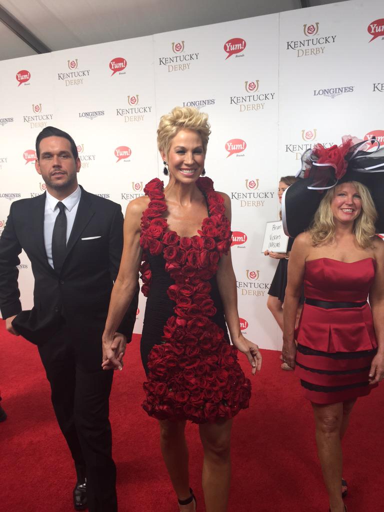 Shannon Burton wearing an original Amy Streeter made with 600 roses and weighing 50 lbs. #kentuckyderby