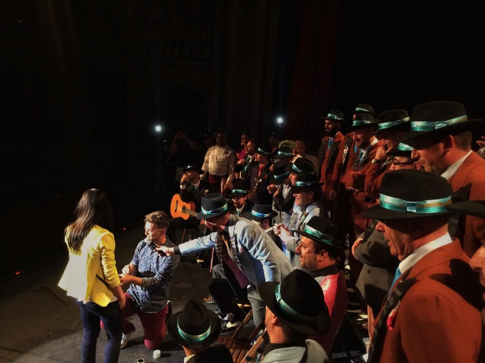 Coro_JulioPardo's tweet photo. Anoche durante la actuación una demostración de amor, petición de Boda en pleno escenario del Falla !!! VIVA EL AMOR http://t.co/ZUQlqNMTMd
